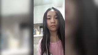 Con em gái dâm thế không biết ăn cắp được clip nó thủ dâm