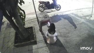 Em gái ngành đái bậy chưa kịp lau mép bím phải gấp đi tiếp khách