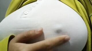 Xem vú to của bé nè