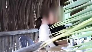Clip hot -  tiktoker Mỹ Hạnh 2k bú cu trai lạ trong quán bia chòi