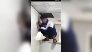 Đục Trần Nhà Vệ Sinh Để Nhìn Sang Wc Các Bạn Nữ Ở Hà Nộii