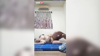 Địt tung lồn múp không lông của em Chubby mông to đến phun nước tùm lum