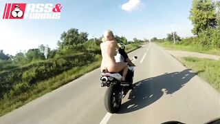 Phượt thủ ngồi sau nhún toy khoả thân trên quốc lộ