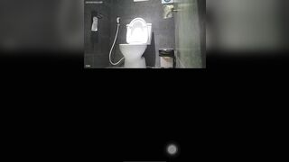 Đái dưới sàn luôn