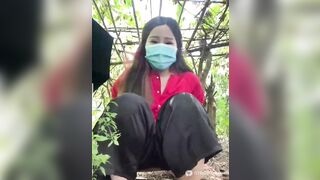Em gái bạo quay live Public ngoài vườn 1