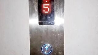 Thủ dâm trong thang máy nước bắn thì người lạ vào