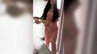 Mới ngủ dậy thì con cj cởi áo lót ra gạ địt full