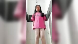 em gái nhảy trong tollet
