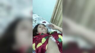 Em gái vui vẻ khi được bú con cu của anh