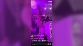 DJ đám cưới như này thì dễ bị hiếp lắm ...
