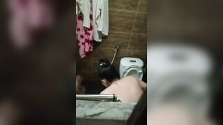 Quay lén mẹ đơn thân tắm cho con (P1)