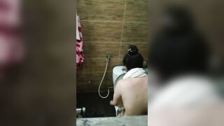 Quay lén mẹ đơn thân tắm cho con (P1)