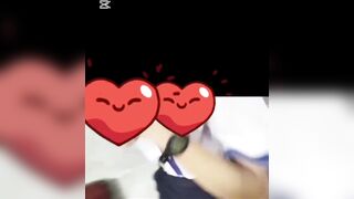 Bạn nam được người đẹp trai nhất thới giới chơi nên cười tít mắt