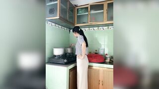 Gái quê đó, bố thì ở ngoài nch, con thì ở trong thủ dâm sau lưng bô liều thật