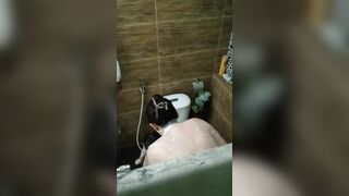 Quay lén mẹ đơn thân tắm cho con (P3)