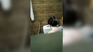 Quay lén mẹ đơn thân tắm cho con (P3)