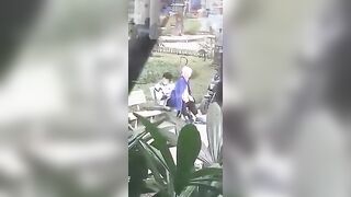 Hai em teen chơi thú nhún ở công viên tuổi trẻ