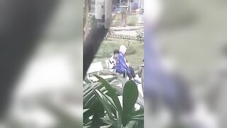 Hai em teen chơi thú nhún ở công viên tuổi trẻ