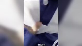 Thầy giáo dẫn học sinh nữ vào nhà vệ sinh nam ...