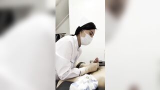 Bác sĩ lấy tinh trùng cho bệnh nhân ...