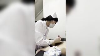 Bác sĩ lấy tinh trùng cho bệnh nhân ...