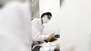 Bác sĩ lấy tinh trùng cho bệnh nhân ...