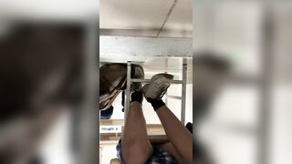 Quay lén dưới váy em hs trong giờ học