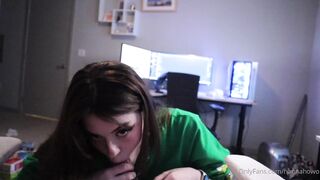Streamer thua kèo game, Trả kèo bú cu bạn cùng phòng