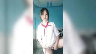 Dụ được em học sinh múp quay clip????????