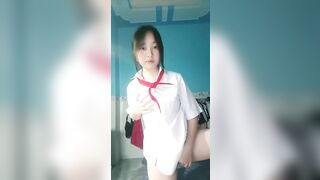Dụ được em học sinh múp quay clip????????