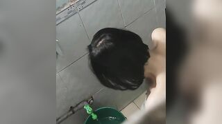Quay lén chị gái đang tắm