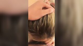 Bé tóc vàng với kỹ năng bú mút