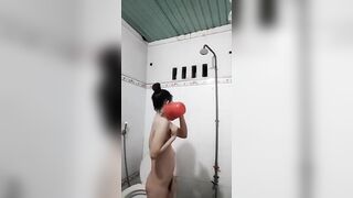 Em gái trong nhà tắm