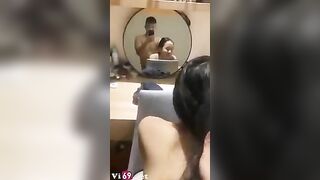 Em đang soi gương trang điểm thì anh đã kéo em lên giường không kịp trở tay