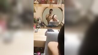 Em đang soi gương trang điểm thì anh đã kéo em lên giường không kịp trở tay