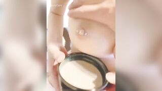 Vắt sữa từ vú của em người yêu để uống