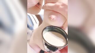 Vắt sữa từ vú của em người yêu để uống