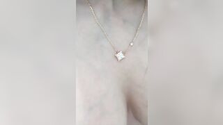 Em gái địt xong tự lấy tinh trùng nhét vào lồn