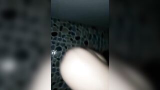 Em Gái Mới Lớn nứng lồn quá trốn vào nhà tắm thủ dâm với bàn chải cho bớt ngứa lồn