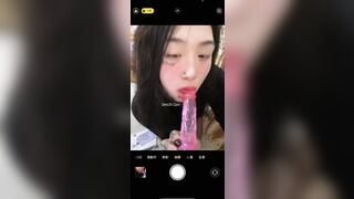 Em Gái Xỏ Khuyên Môi Bú Sextoy Màu Hồng