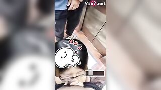 Bé sugar baby hồn nhiên bú cu trong thang máy thì bất ngờ có người lạ vào em mặc kệ