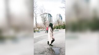 Gái trung của vừa đái vừa múa ở ngoài đường