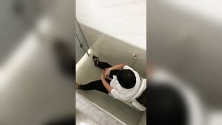 nhóc l6 sục cu trong nhà vệ sinh của trường