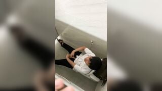 nhóc l6 sục cu trong nhà vệ sinh của trường