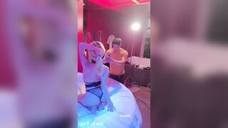 Thợ chụp ảnh nứng quá đè người mẫu nude ra địt luôn, công nhận ngon thật
