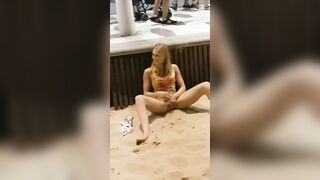 Dâm nữ public thủ dâm giữa đường bao nhiêu người lạ đi qua cực kích thích