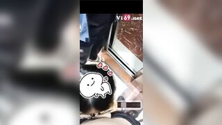E gái bú cu trong thang máy người lạ vào mặc kệ vẫn bú