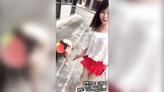 Chị gái dẫn em đi dạo ngoài đường