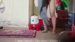 Em sinh viên nude trong trọ bị quay lén