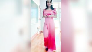 Cô giáo khoe ngực cho mình bú (Ai)